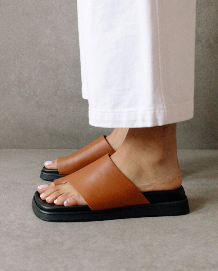 ALOHAS Toe Ring Flop Tan Shop Alohas Toe Ring Flop Bicolour - Black/Ivory | Doonan & Clef main image 4